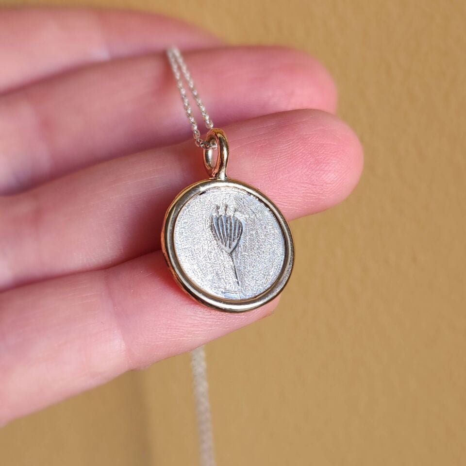 Çiçek Desenli Pirinç Çerçeveli Gümüş Kolye