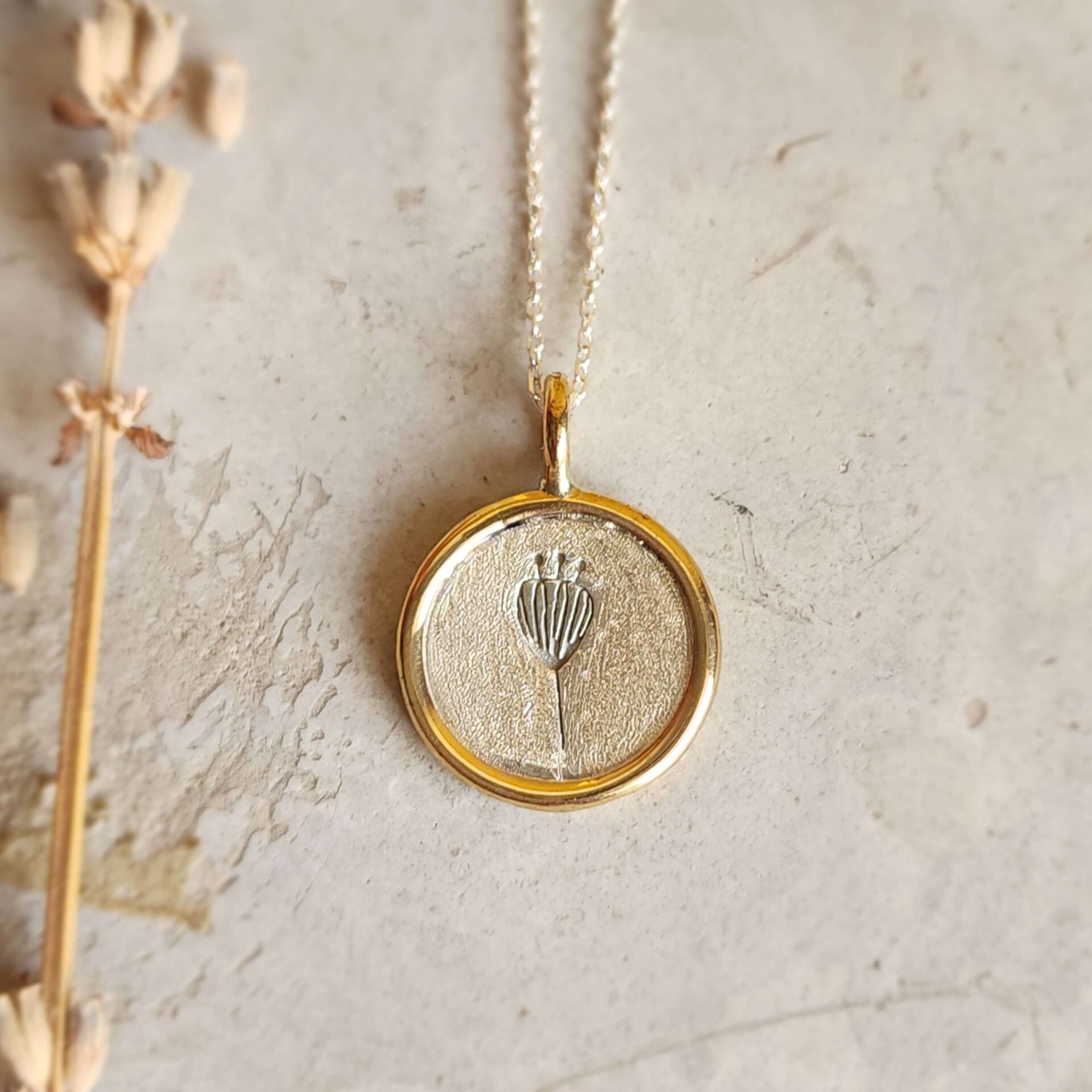 Çiçek Desenli Pirinç Çerçeveli Gümüş Kolye