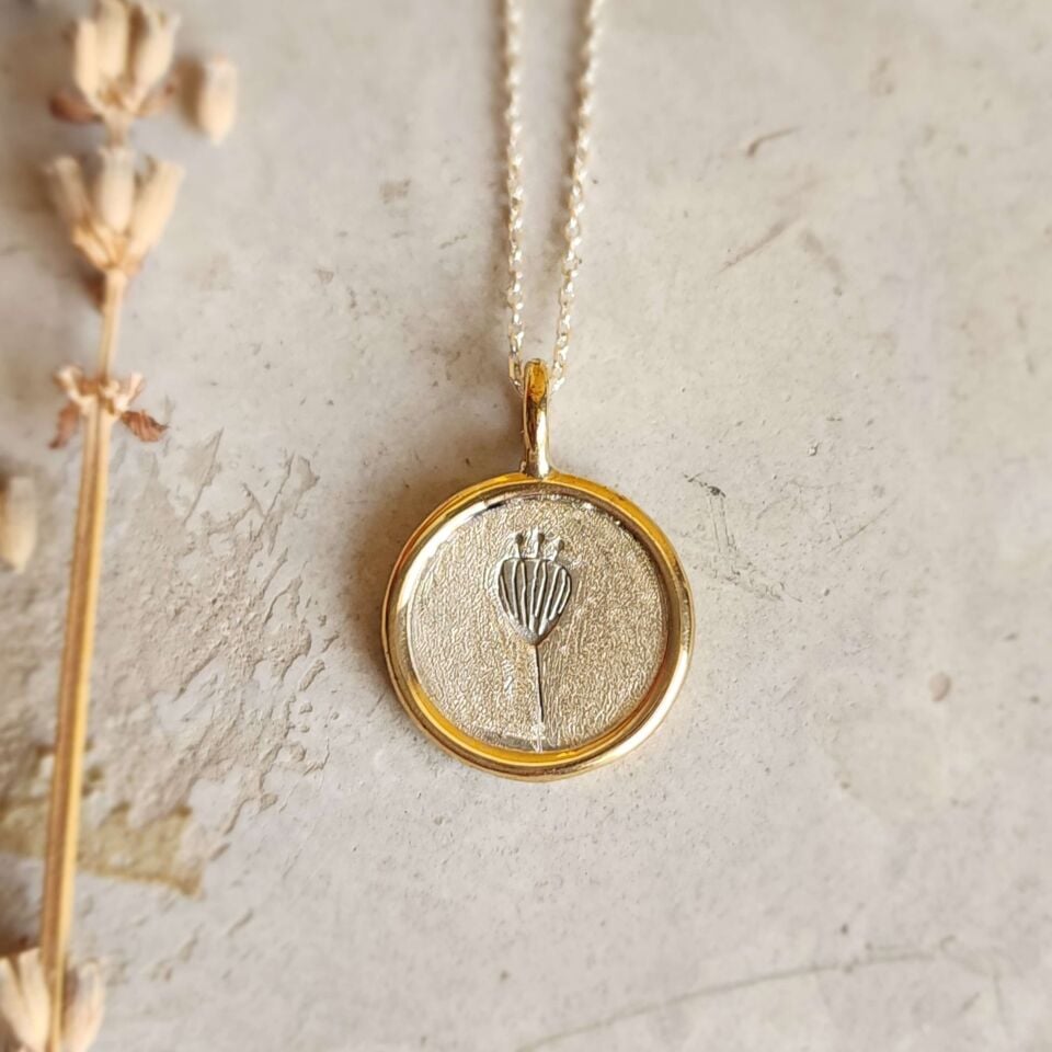 Çiçek Desenli Pirinç Çerçeveli Gümüş Kolye