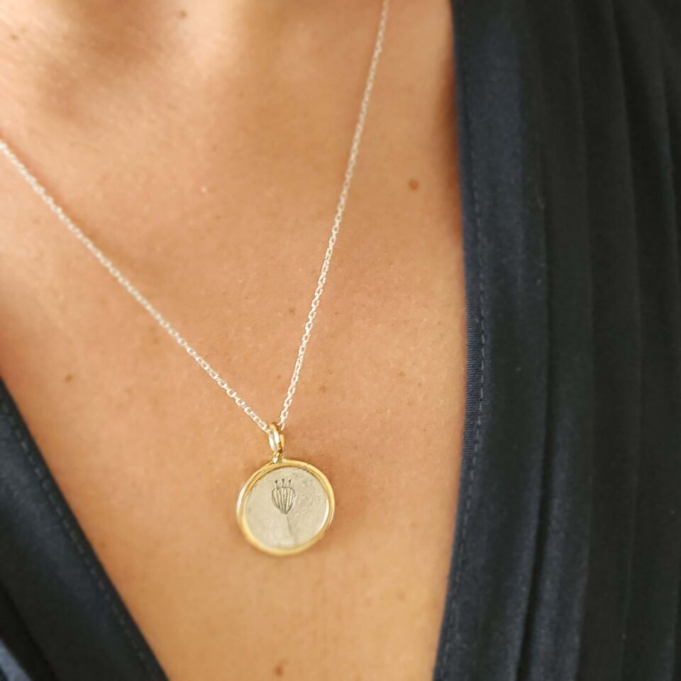 Çiçek Desenli Pirinç Çerçeveli Gümüş Kolye