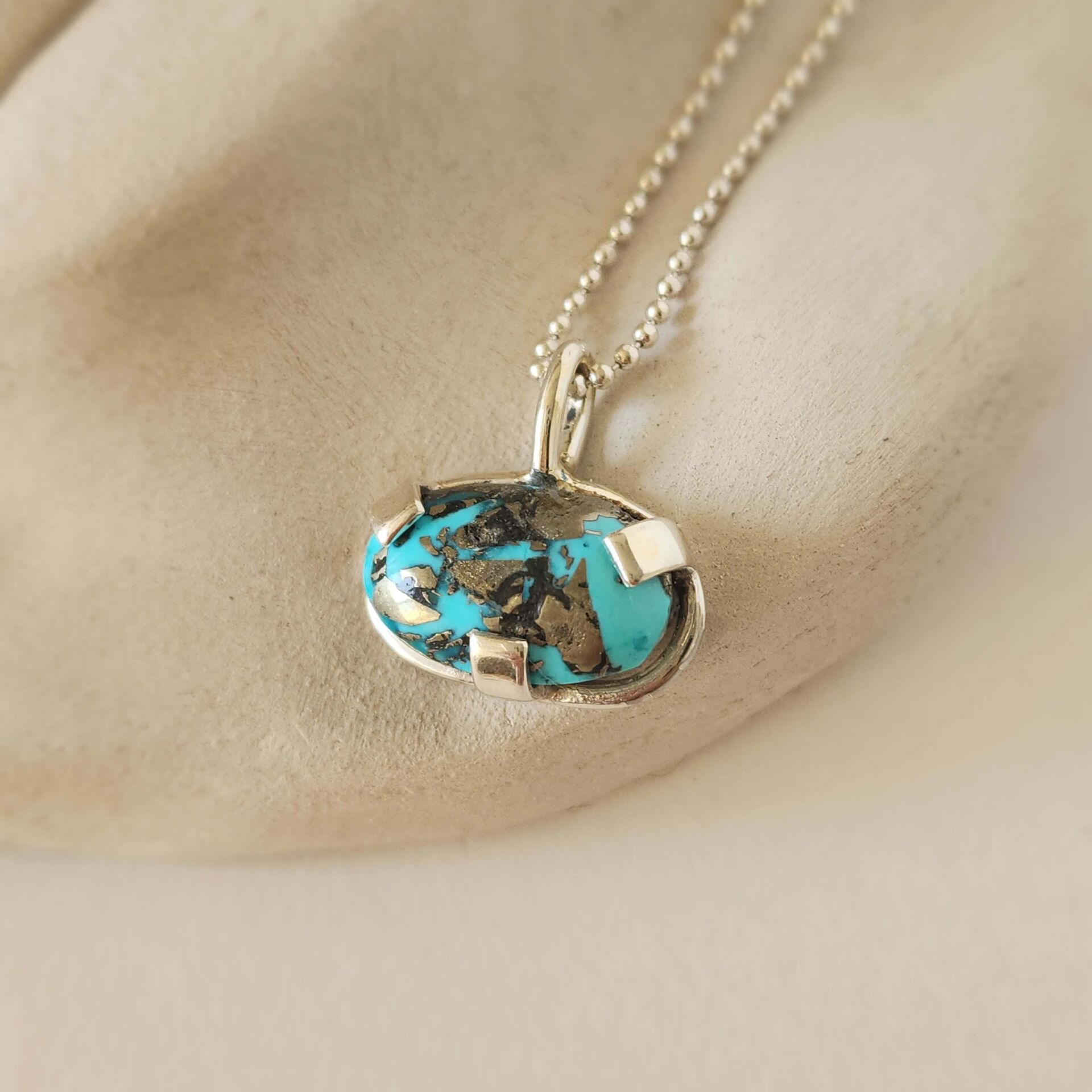 Turkuaz Taşlı 925 Ayar Gümüş Tasarım Kolye