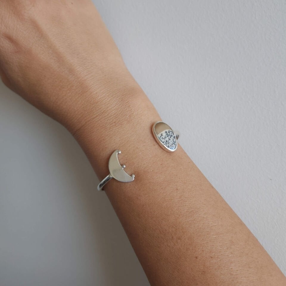 Moon Harmony – Serpentin Taşlı Ay Detaylı 925 Ayar El Yapımı Gümüş Bileklik