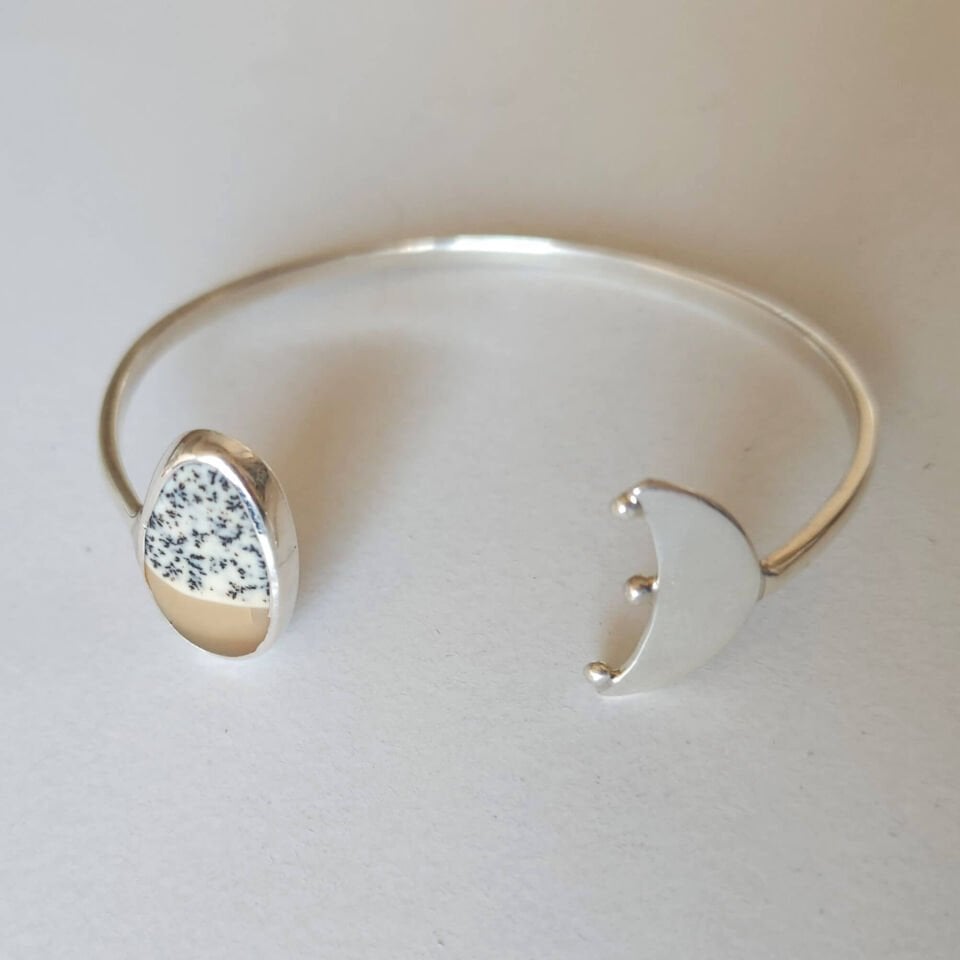 Moon Harmony – Serpentin Taşlı Ay Detaylı 925 Ayar El Yapımı Gümüş Bileklik