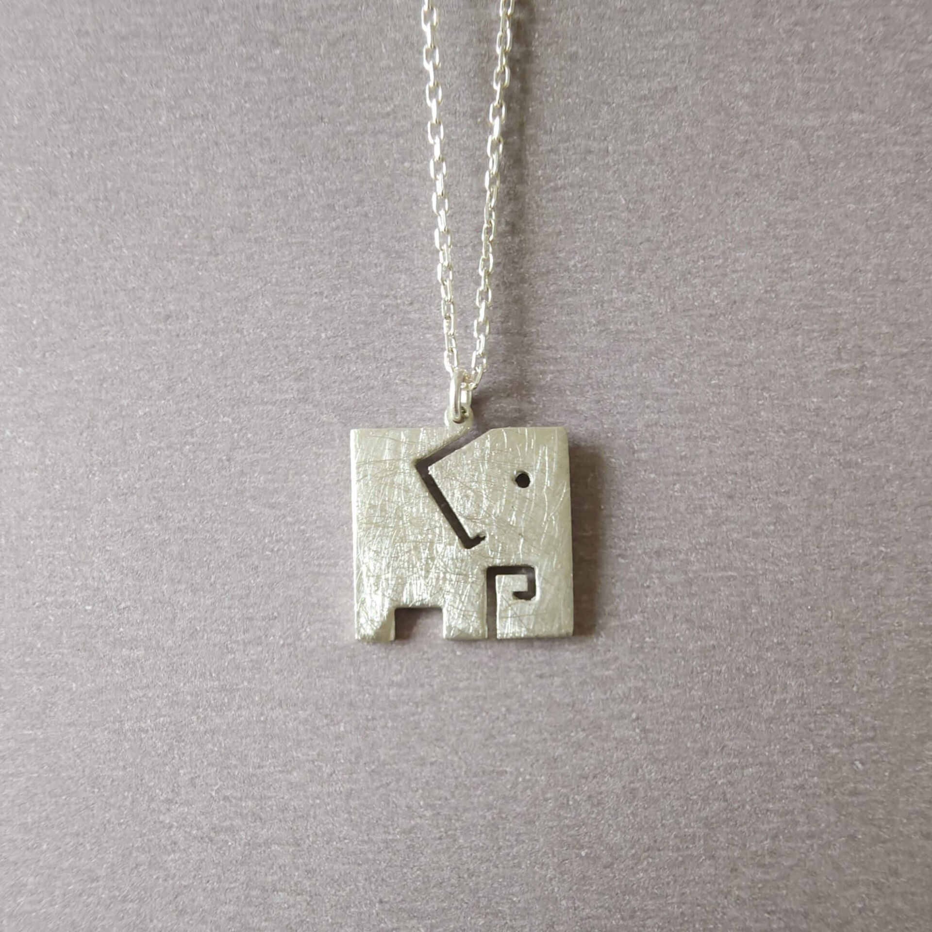 Minimal Fil Figürlü 925 Ayar El Yapımı Gümüş Kolye