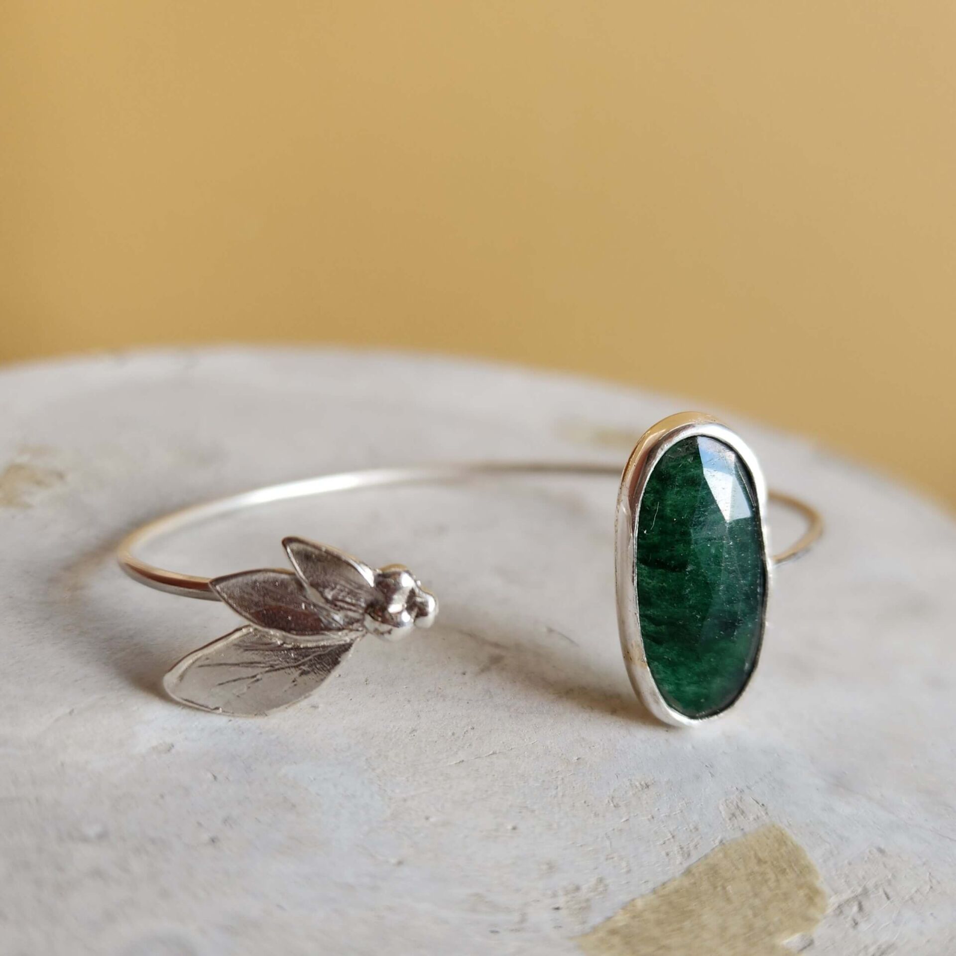 Zümrüt Taşlı Yaprak Detaylı 925 Ayar El Yapımı Gümüş Tasarım Bileklik