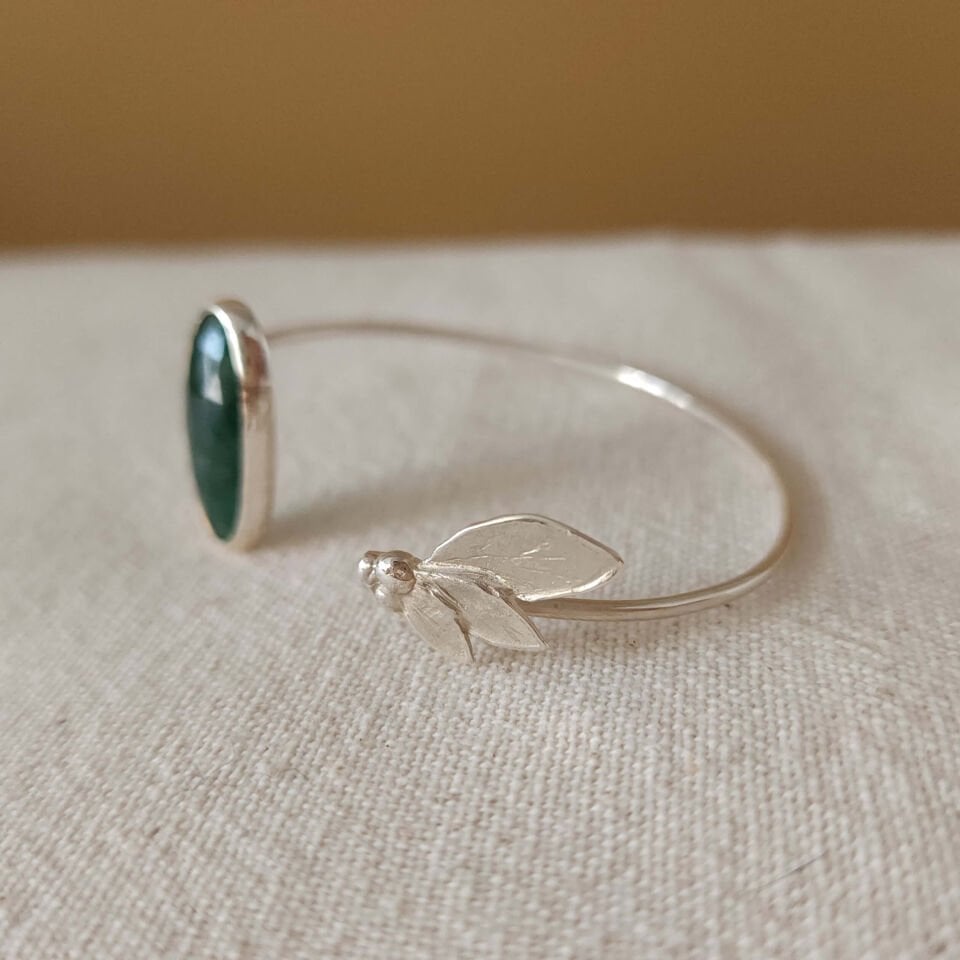 Zümrüt Taşlı Yaprak Detaylı 925 Ayar El Yapımı Gümüş Tasarım Bileklik