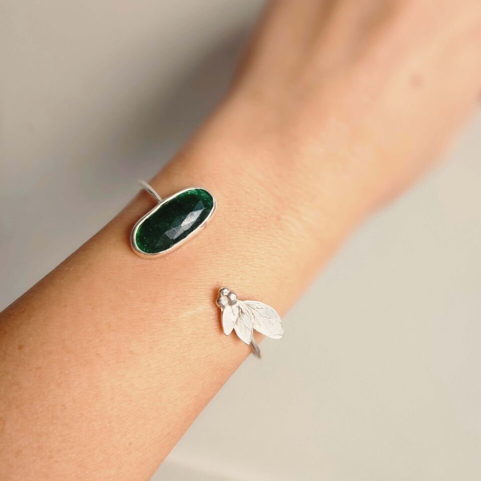 Zümrüt Taşlı Yaprak Detaylı 925 Ayar El Yapımı Gümüş Tasarım Bileklik