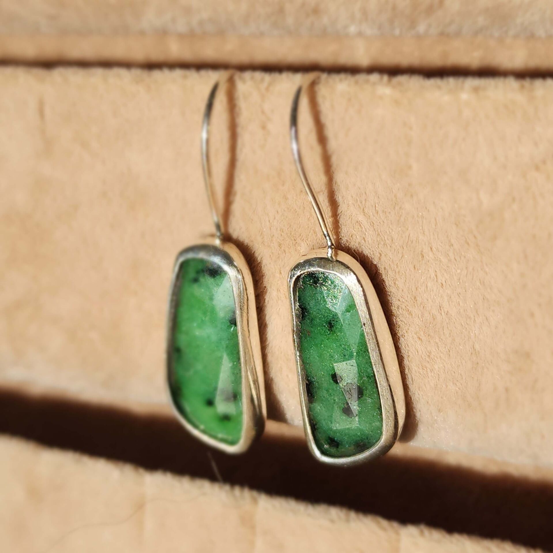 Anyolit Taşlı Sallantılı 925 Ayar El Yapımı Gümüş Küpe