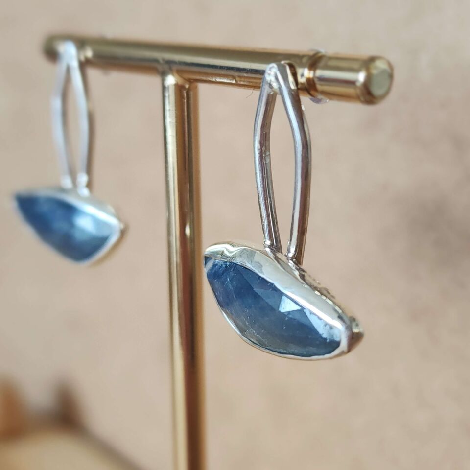 Safir Taşlı 925 Ayar El Yapımı Gümüş Küpe – Sessiz Işıltı