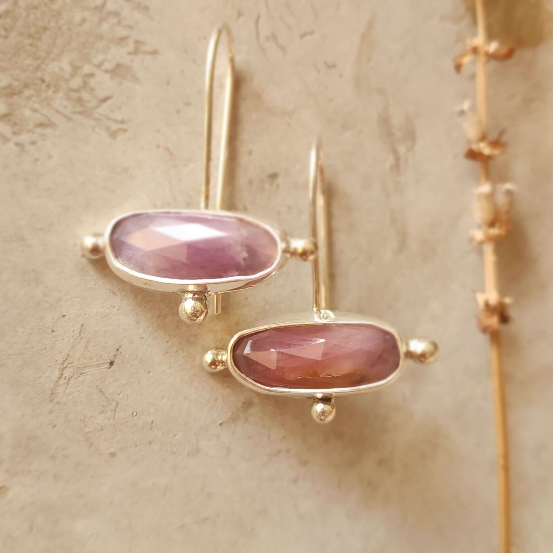 Safir Taşlı 925 Ayar El Yapımı Gümüş Küpe – Pudra Işığı