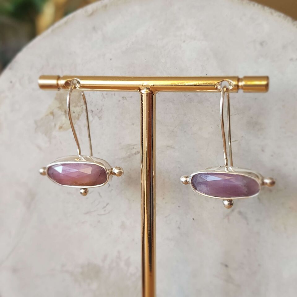 Safir Taşlı 925 Ayar El Yapımı Gümüş Küpe – Pudra Işığı