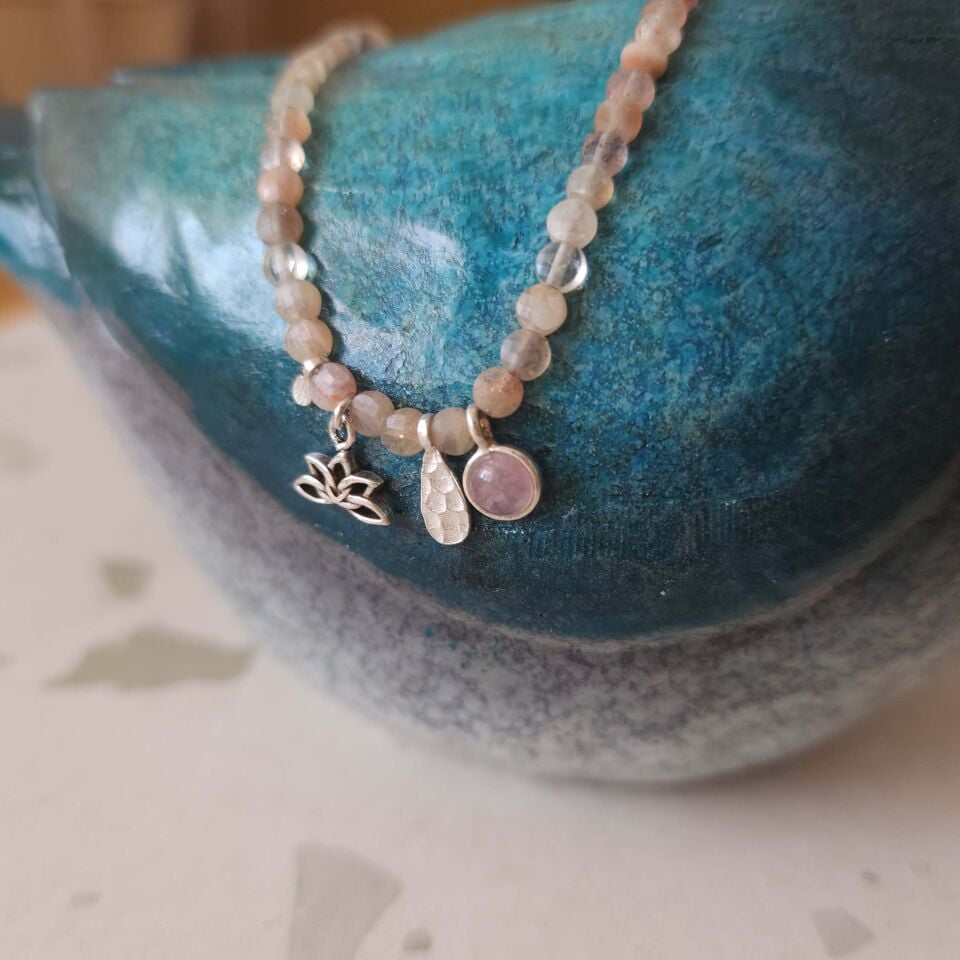 Pembe Kuvars ve Lotus Sembollü Güneş Taşı 925 Ayar Gümüş Kolye