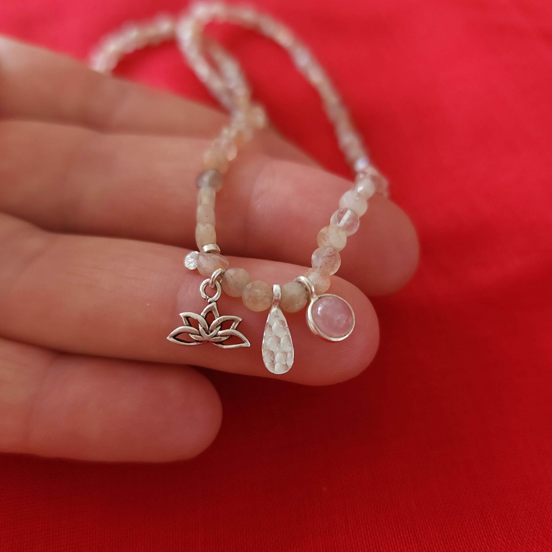 Pembe Kuvars ve Lotus Sembollü Güneş Taşı 925 Ayar Gümüş Kolye