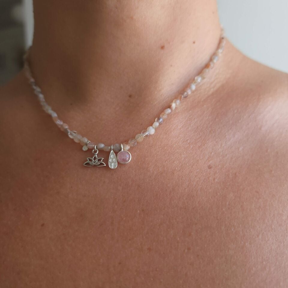 Pembe Kuvars ve Lotus Sembollü Güneş Taşı 925 Ayar Gümüş Kolye