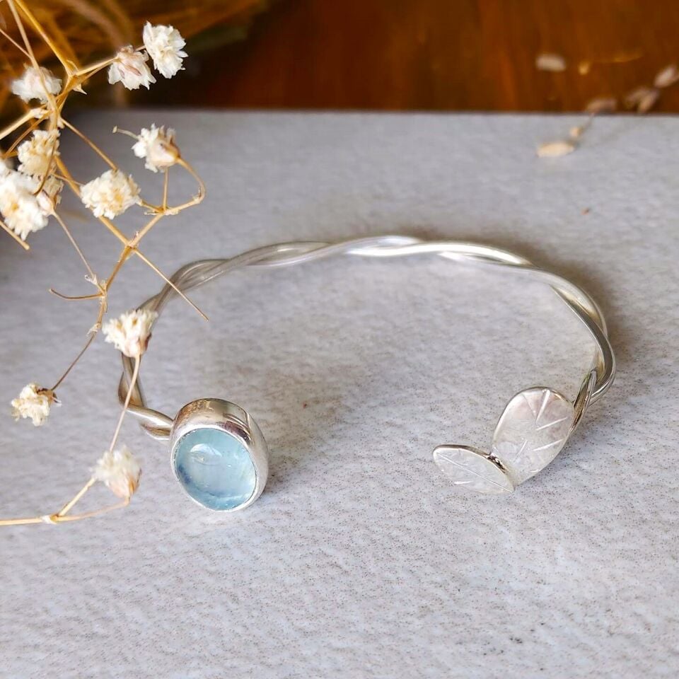 Yaprak Detaylı Akuamarin Taşlı 925 Ayar El Yapımı Gümüş Açık Bileklik