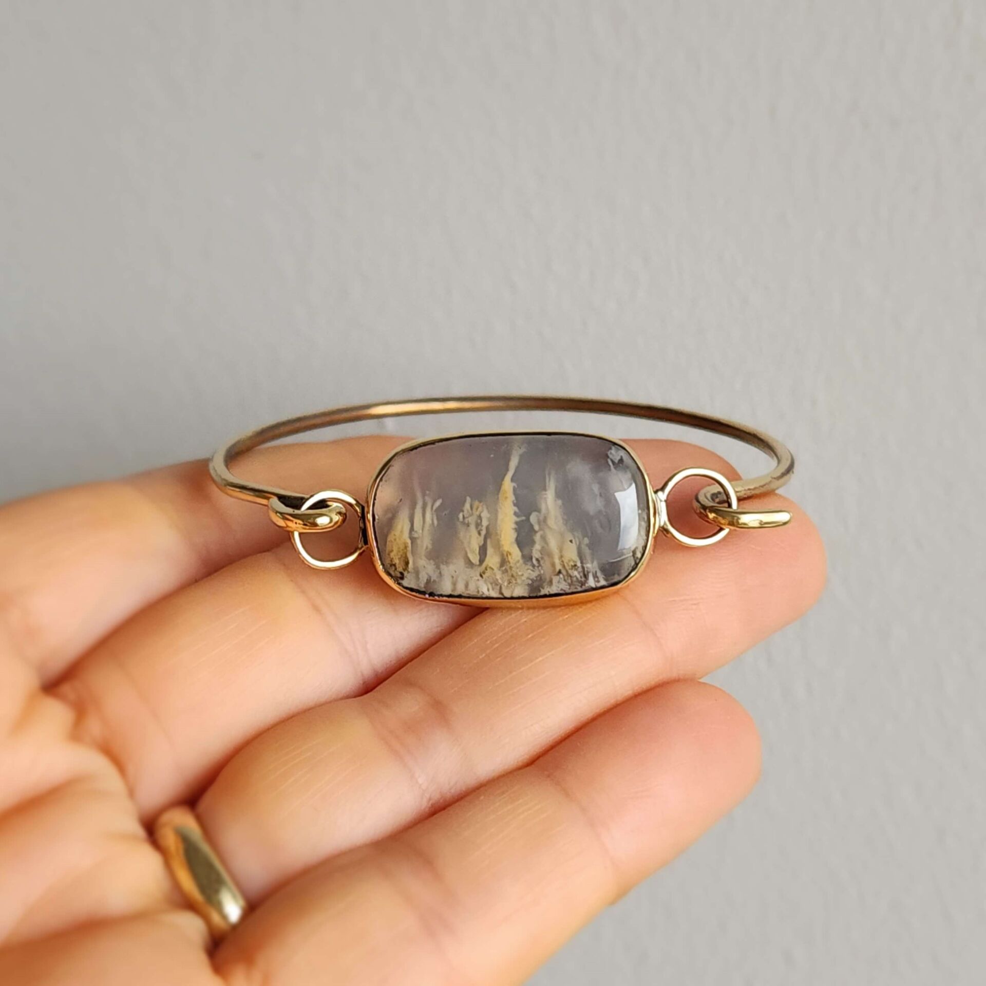 Yosunlu Akik Taşlı El Yapımı Altın Kaplama Pirinç Bileklik – Doğal Taş Minimal Tasarım