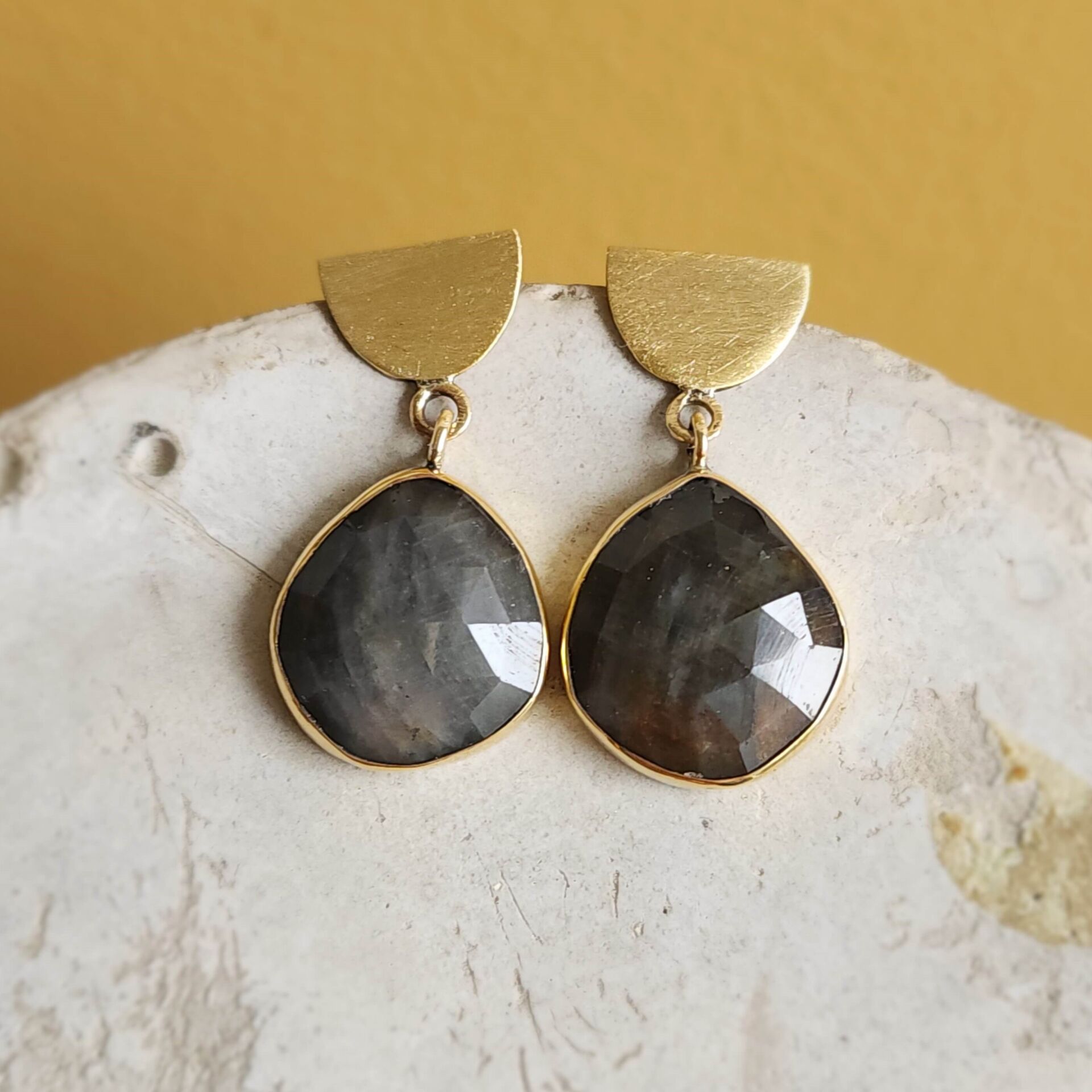 Safir Taşlı Altın Kaplama Pirinç Tasarım Küpe