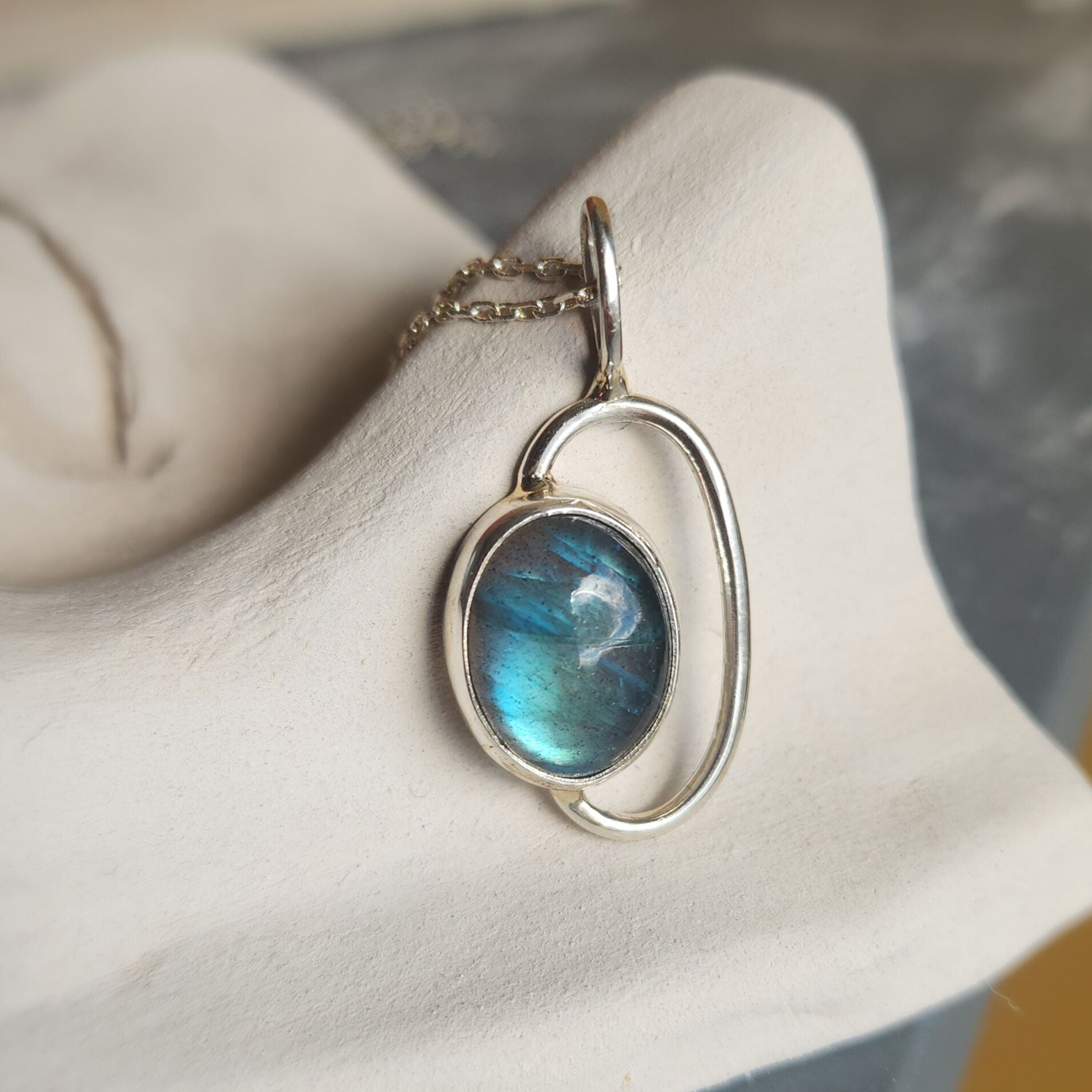 Labradorit Taşlı Modern Tasarım 925 Ayar Gümüş Kolye - El Yapımı Doğal Taş Şıklığı