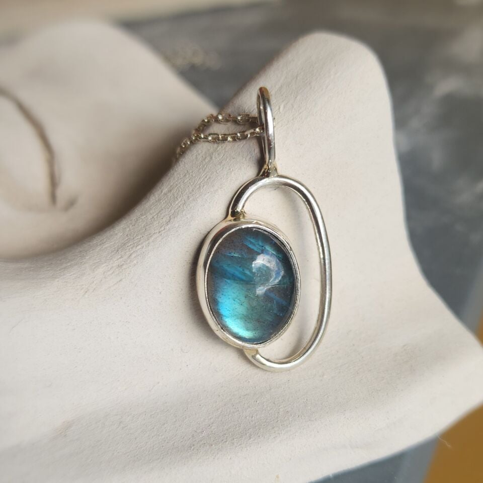 Labradorit Taşlı Modern Tasarım 925 Ayar Gümüş Kolye - El Yapımı Doğal Taş Şıklığı