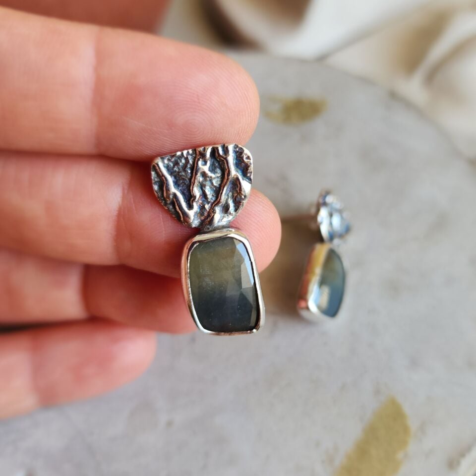 Safir Taşlı Pimli Gümüş Küpe